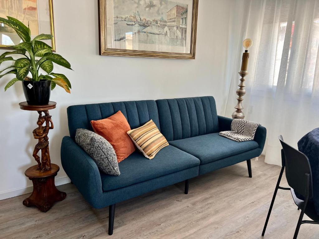梅斯特Casa Silvano的客厅配有带枕头的蓝色沙发