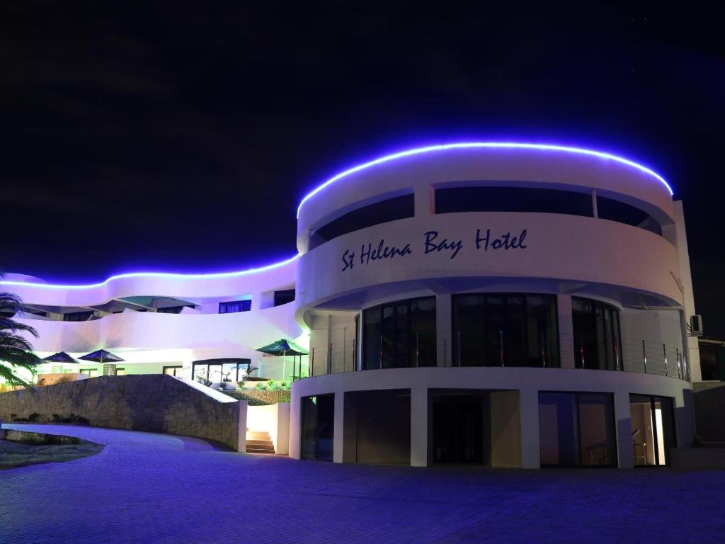 圣赫勒拿湾St Helena Bay Hotel的一座蓝色灯的大建筑