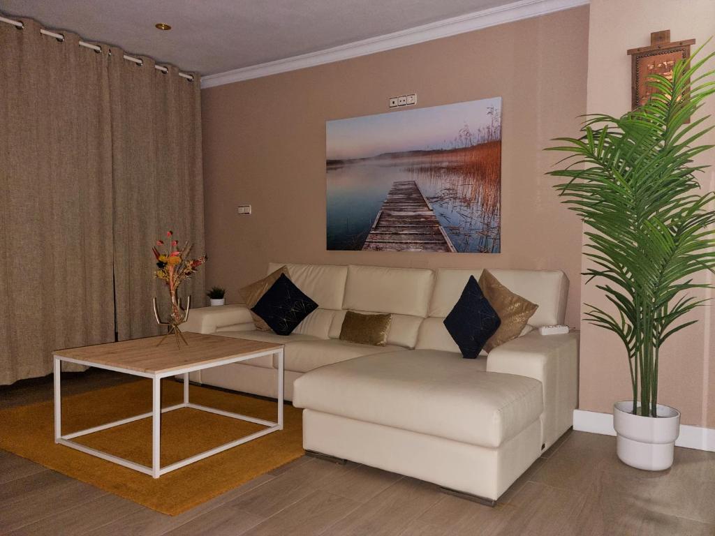 多列毛利诺斯Apartamento con sol de paz的客厅配有沙发和桌子