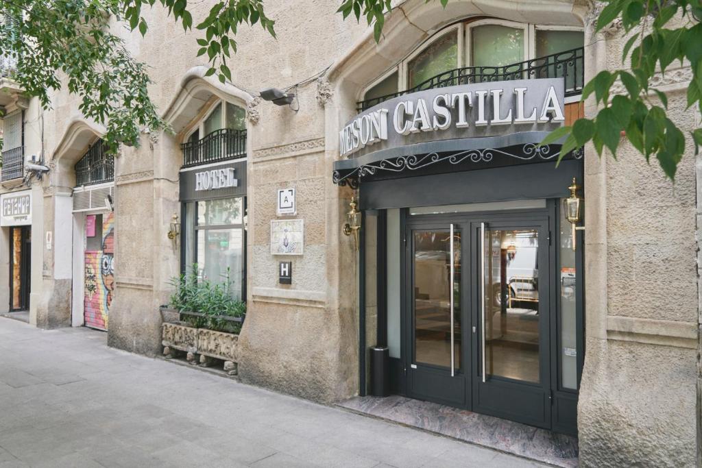 巴塞罗那卡斯蒂利亚阿提亚姆酒店的带有读取主卡西里图标的建筑