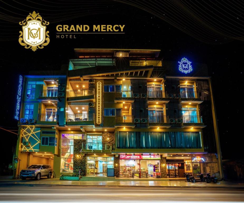 卡尔巴约Grand Mercy Hotel的一家豪华的酒店在晚上点燃了光芒