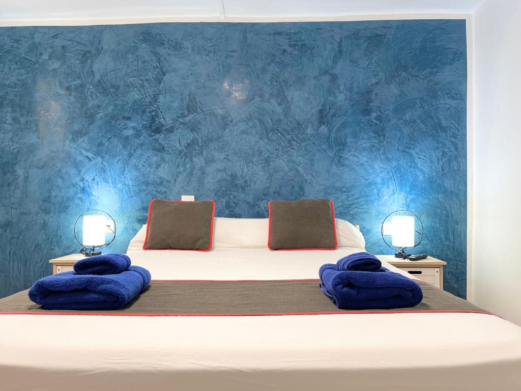 大加那利岛拉斯帕尔马斯El Sueño De Alejandra - Apartments的一间卧室配有一张蓝色墙壁的床