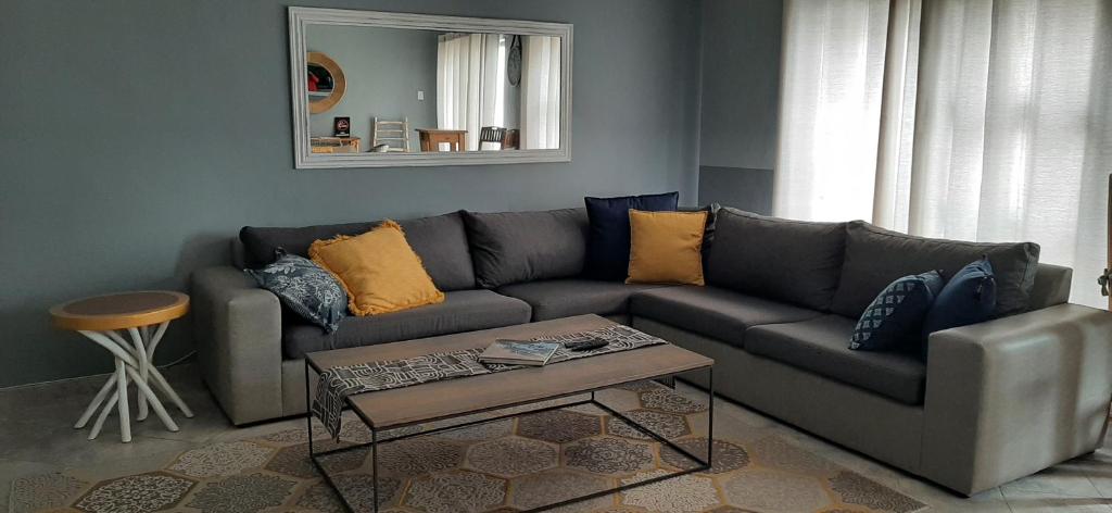 斯瓦科普蒙德Vista Mare的客厅配有沙发和桌子