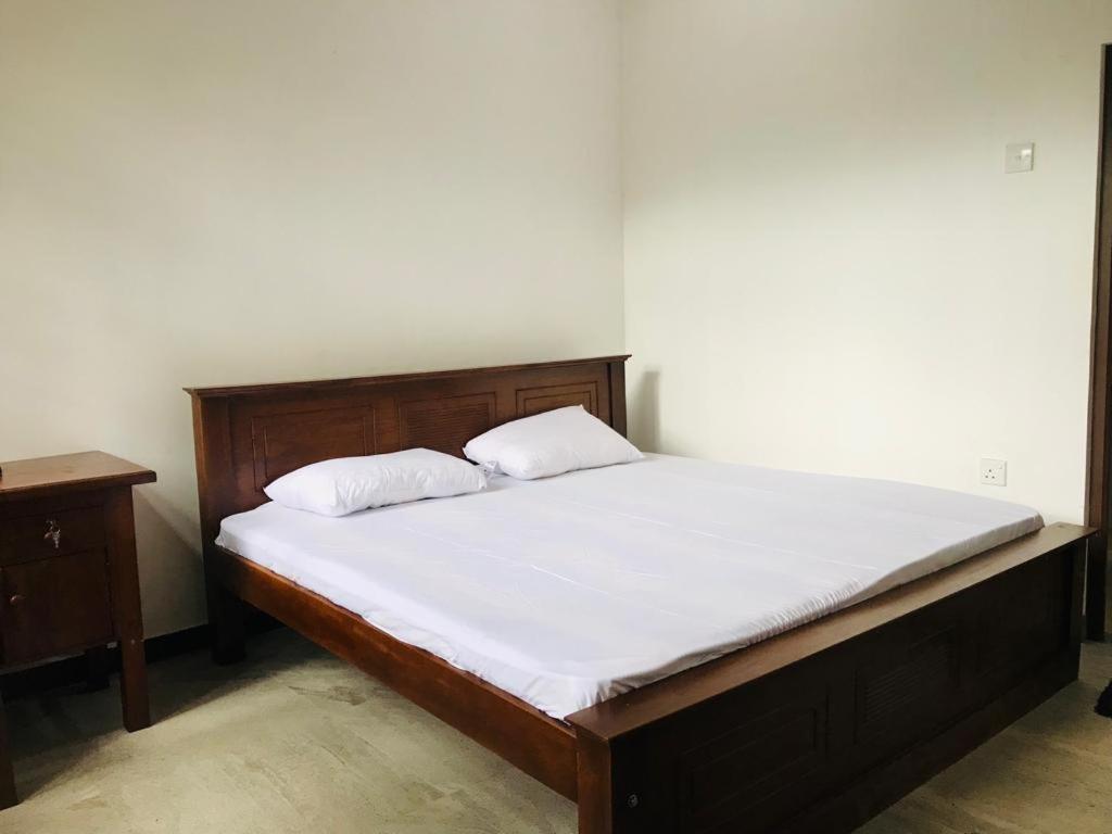 Sinharaja Cave Resort的一张床上有两个枕头的房间