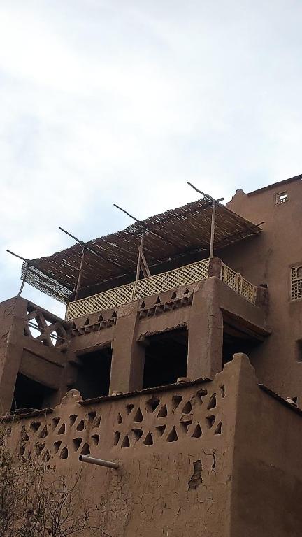 阿格兹Kasbah Maktob Tamnougalt的一座建筑,屋顶在建