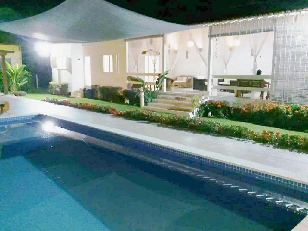 莫罗圣保罗Villa Rossella的夜间在房子前面的游泳池