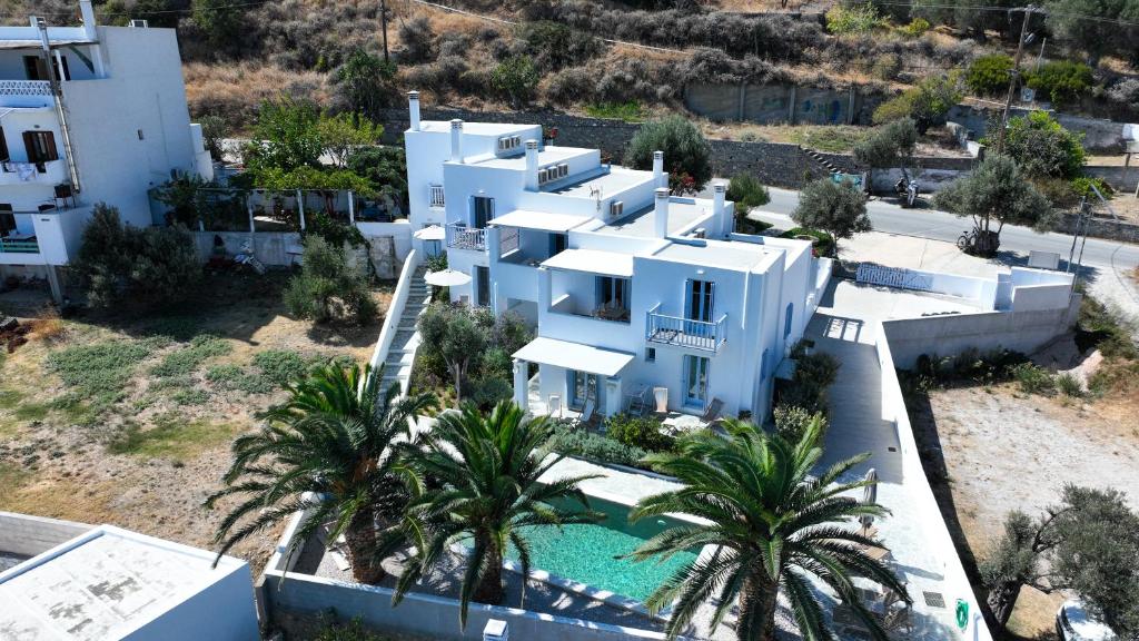 斯基罗斯岛Amphitrite Apartments Skyros的享有白色房屋空中美景,设有游泳池