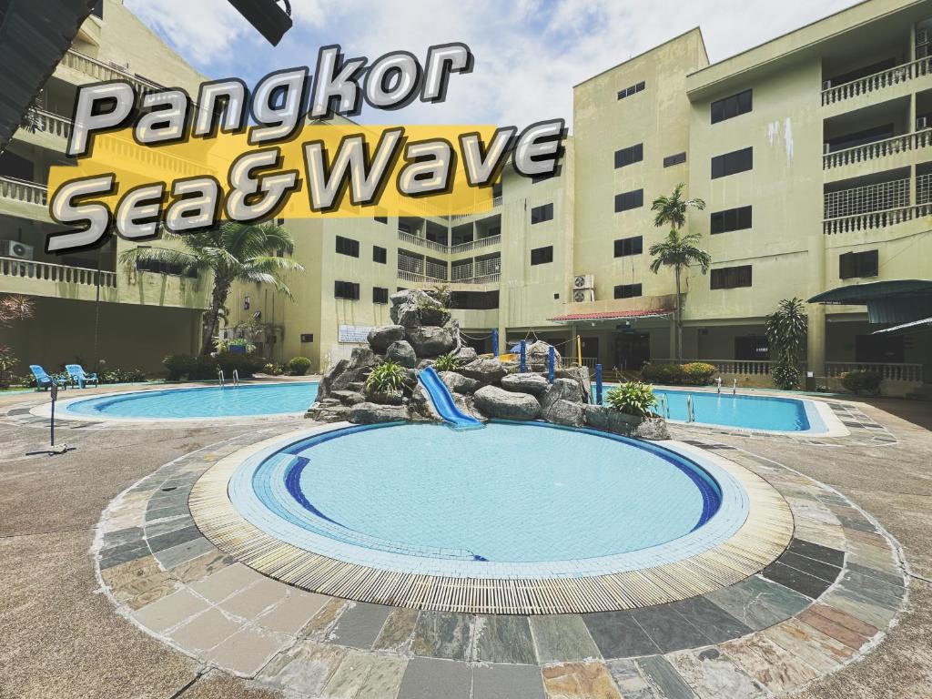 邦咯Sea & Wave #1 Coral Bay Apartment的度假村的游泳池,带水滑梯