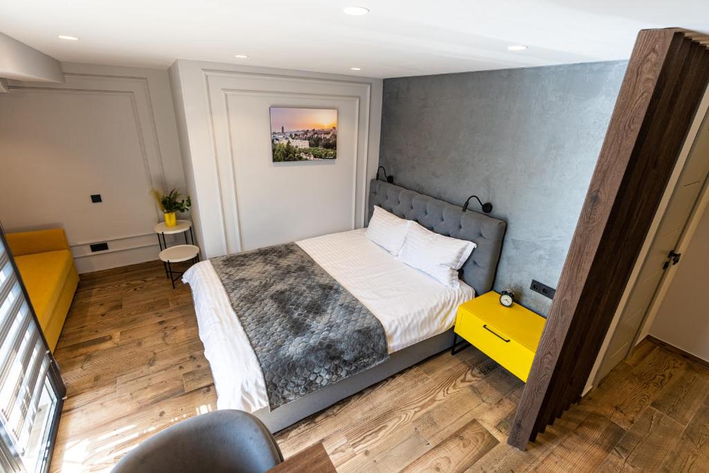 马拉加Apartments DREAM的一间卧室配有一张床和一张黄色的桌子