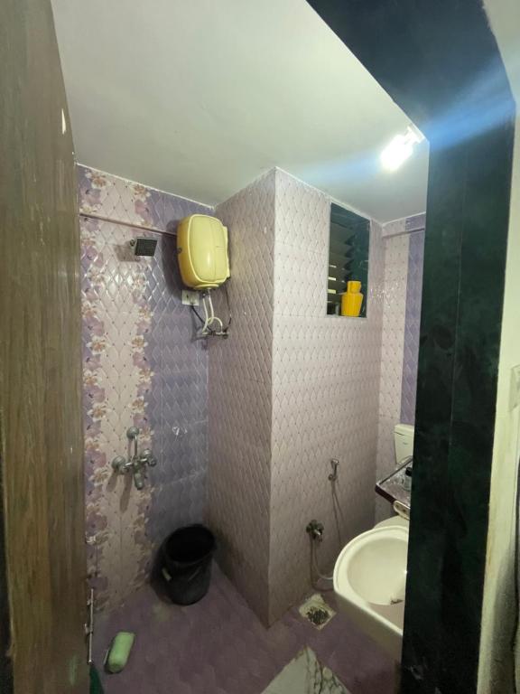 达曼Namaste Nirvana Appartments的一间带水槽和卫生间的小浴室