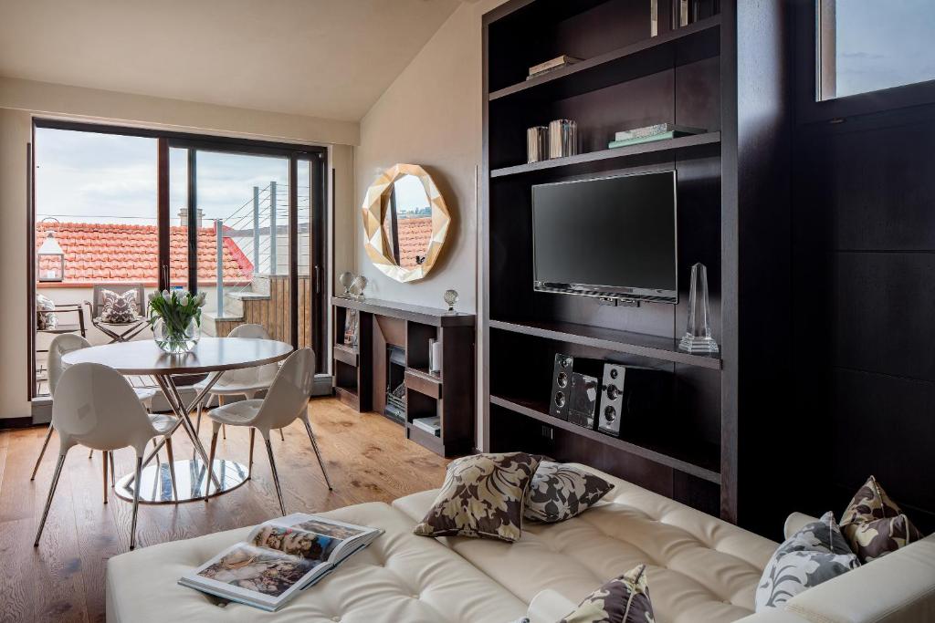 佛罗伦萨Repubblica Firenze Luxury Apartments | UNA Esperienze的带沙发、电视和桌子的客厅