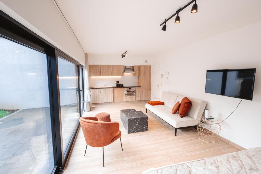 扎芬特姆K&Y suites 3, 500m to Brussels airport的带沙发和电视的客厅