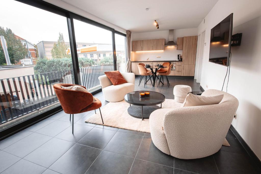 扎芬特姆K&Y suites 2 ,500m to Brussels airport!的客厅配有两把椅子和一张桌子