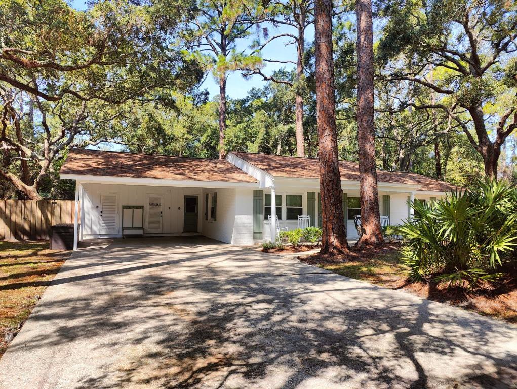 杰基尔岛Jekyll Island House/ Kellys On The Coast /King bed的前面有树木的白色房子