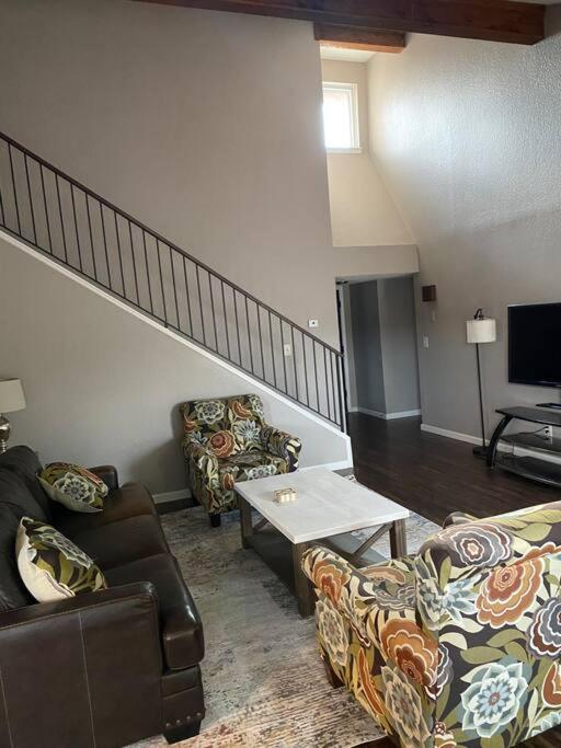 埃尔帕索Comfy Retreat的客厅配有两张沙发和一台电视机