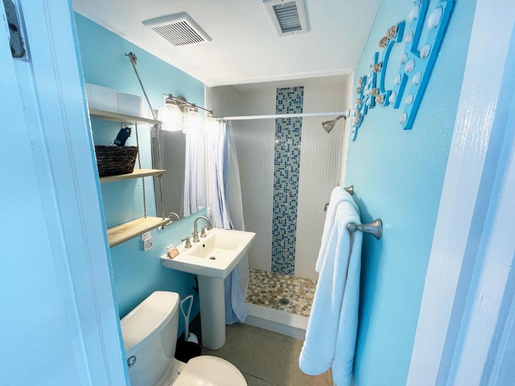 卡纳维拉尔角Cozy Canaveral Cottages的蓝色的浴室设有卫生间和水槽