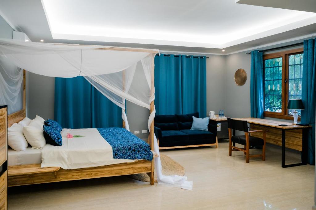多多马Domiya Estate Ltd的卧室配有1张床、1张桌子和1把椅子
