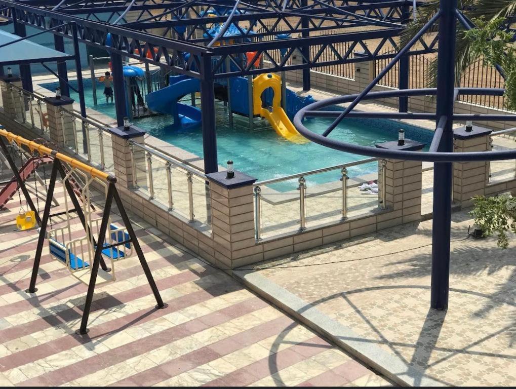 雷伊斯منتجع شاطئ العرب - خليج الرايس的水上公园,带滑梯