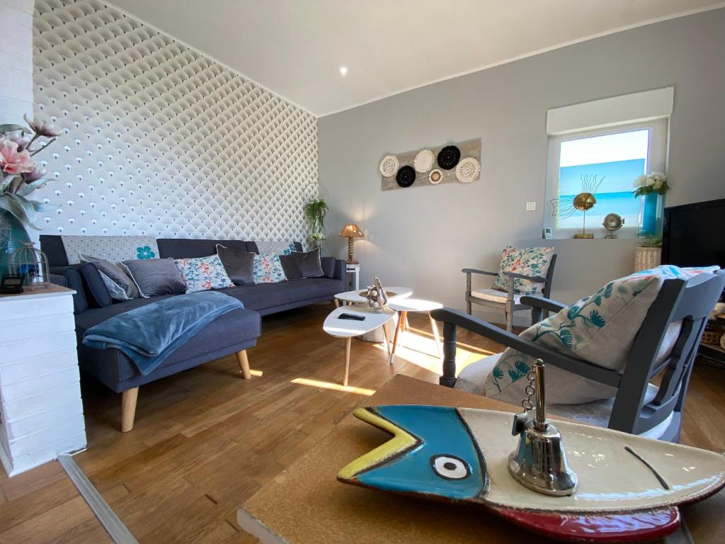 普勒尔蒂Ker Arcadia的客厅配有蓝色的沙发和冲浪板。