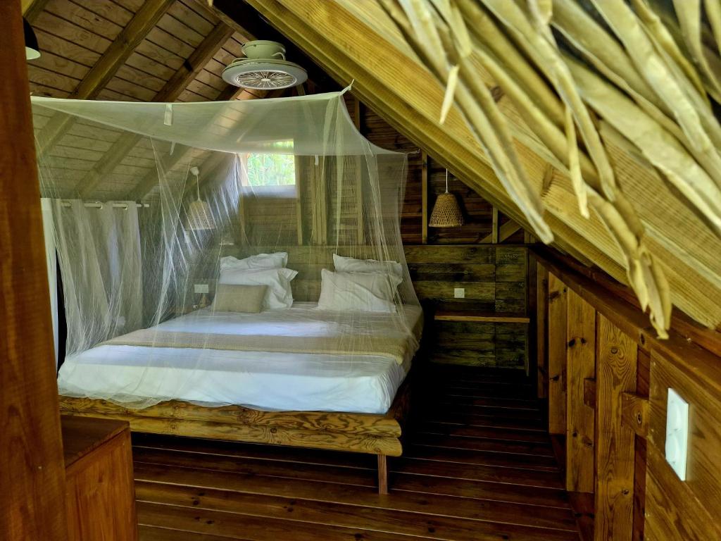 圣罗斯PURA VIDA Lodge Cabane perchée的树屋中一间带床的卧室