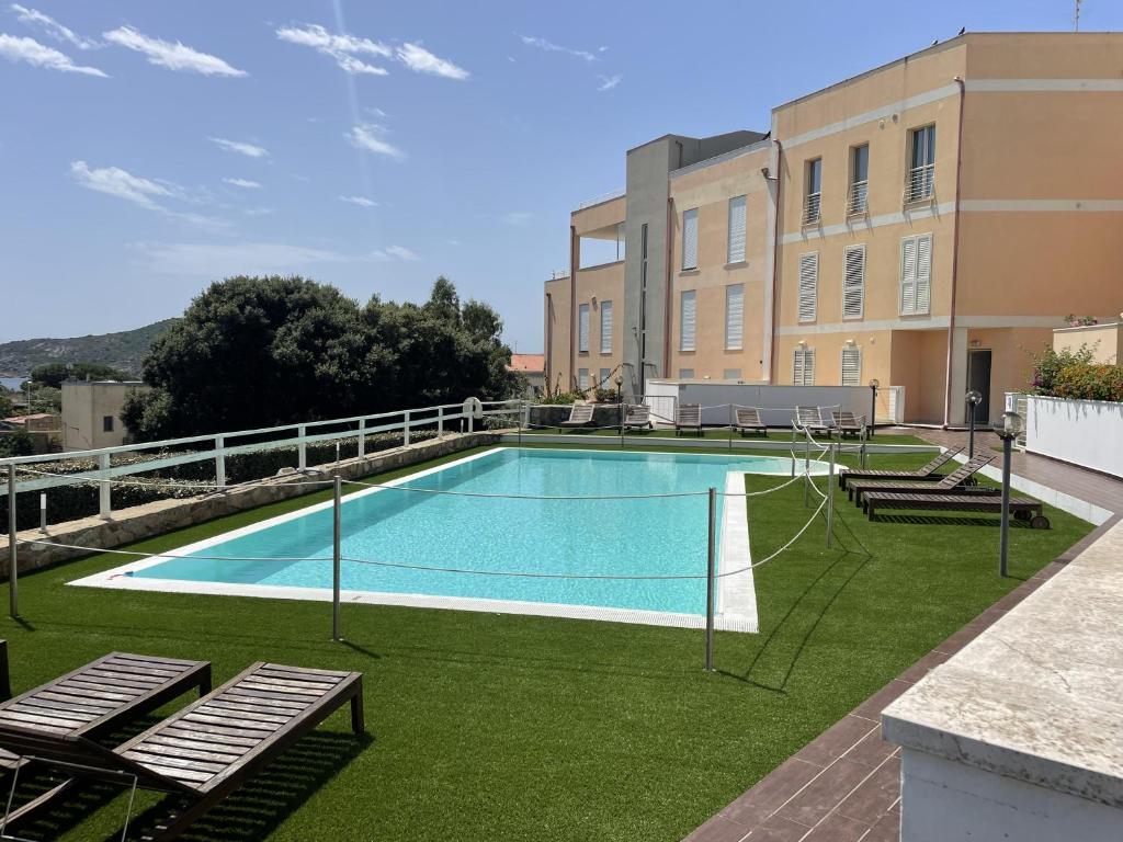 马达莱纳摩尔蒂尼酒店的院子内带网的游泳池