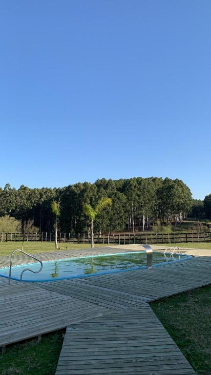 里韦拉Cabaña Familiar en Complejo Los Tres Rubios的公园内的游泳池,设有木甲板