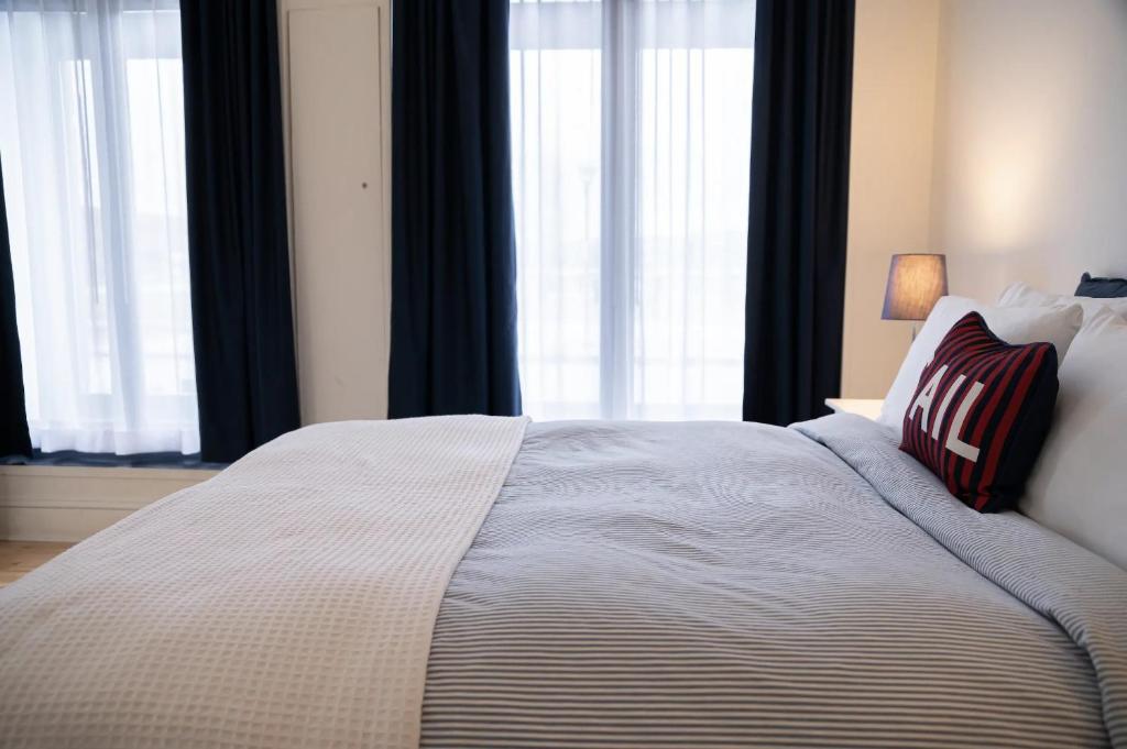 魁北克市皇家达尔豪斯酒店的一间卧室设有一张大床和两个窗户