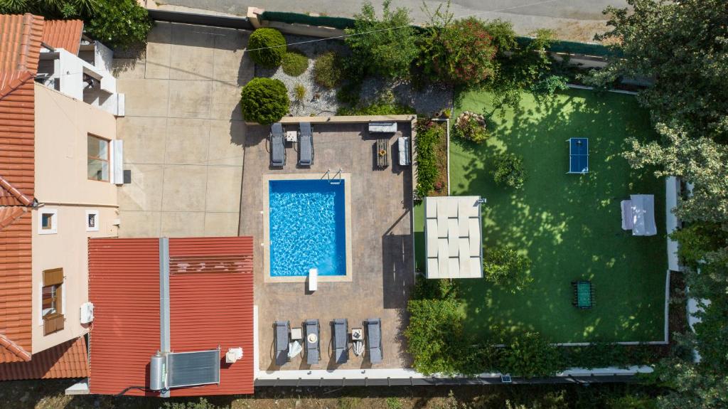 普林斯Villa Alex with private pool and jacuzzi的享有带游泳池的别墅的顶部景致