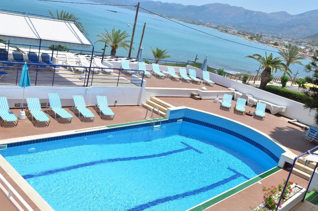 斯塔里斯蒂斯维公寓式酒店的一个带椅子的游泳池,享有海景