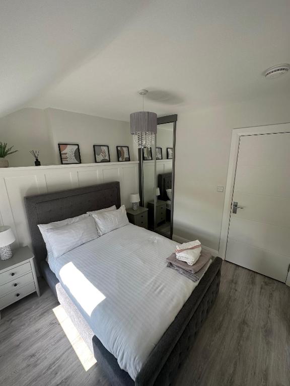伦敦德里Westland Suites - Stylish, Modern, Elegant, Central Apartments A的一间卧室设有一张大床和一个大镜子
