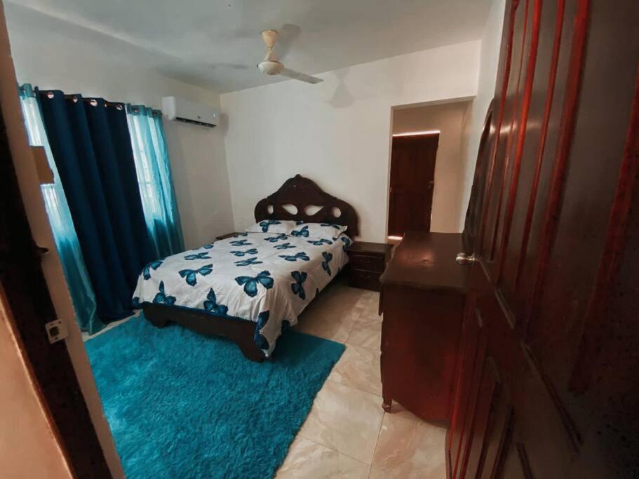 NeibaApartamento Amueblado的一间卧室配有一张床和蓝色地毯