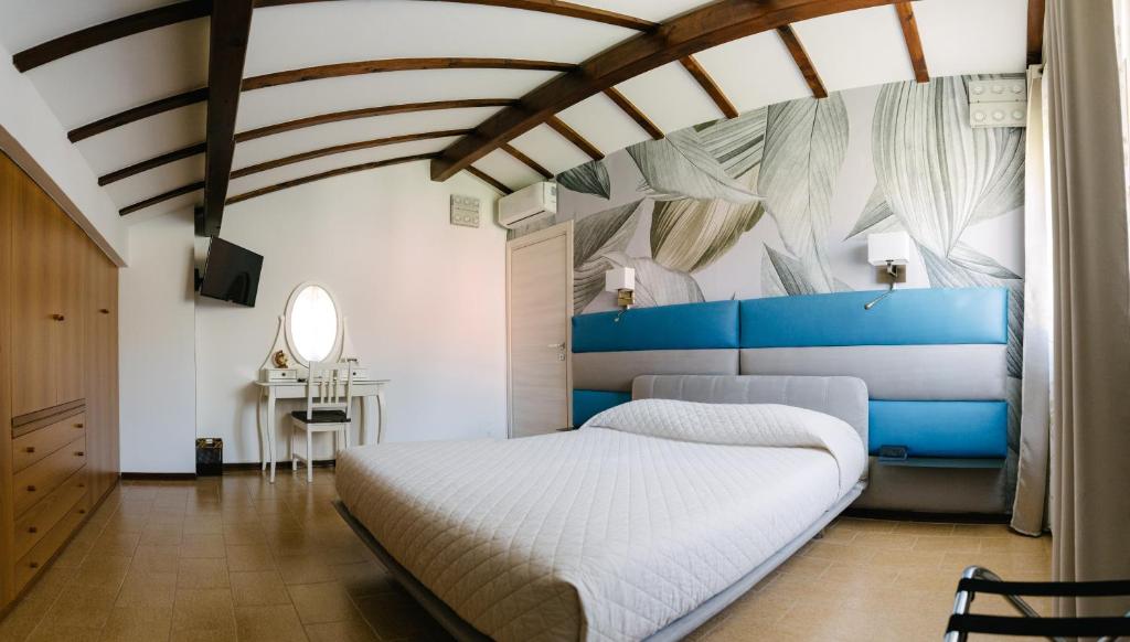 科莫B&B Spina Verde的一间卧室配有一张蓝色床头板的床