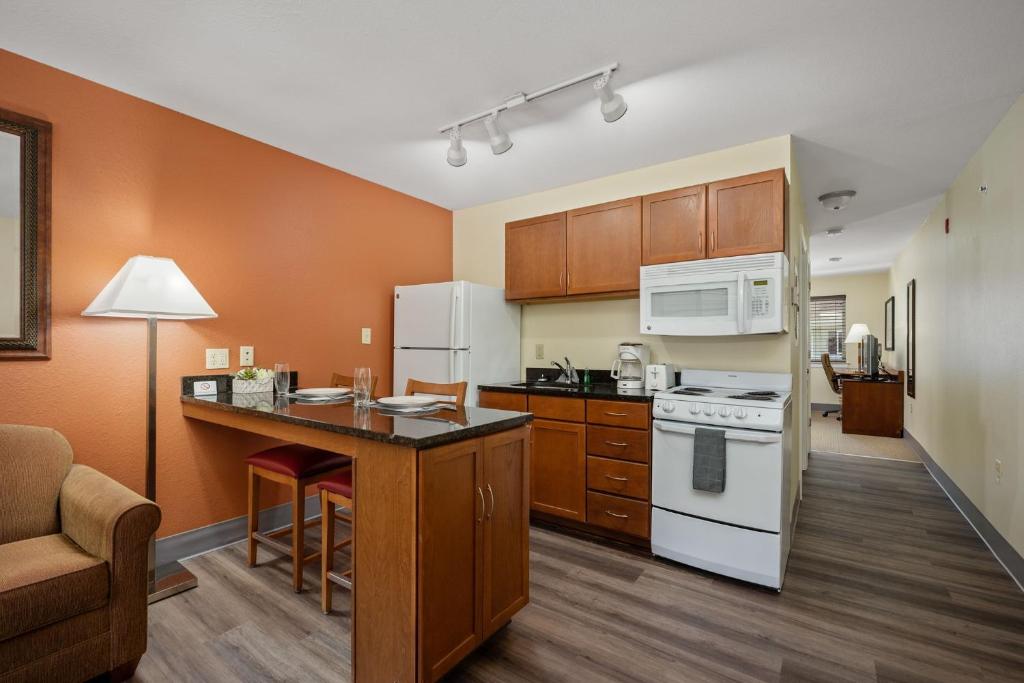 斯塔福德Affordable Suites of America Stafford Quantico的厨房配有白色家电和木制橱柜