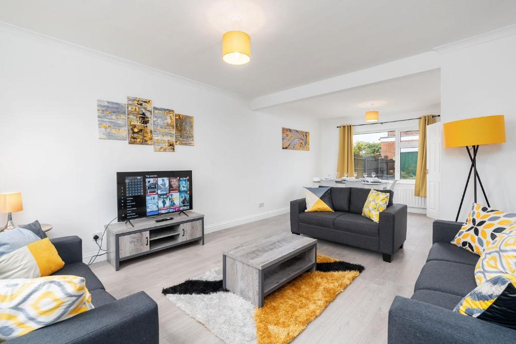 陶德维克Spacious Modern Home in Sheffield的客厅配有两张沙发和一台电视机
