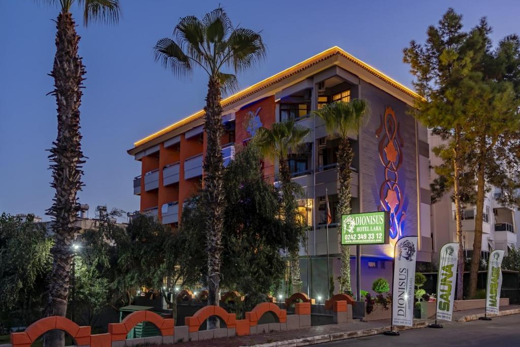 安塔利亚Lara Olympos Hotel的一座棕榈树建筑