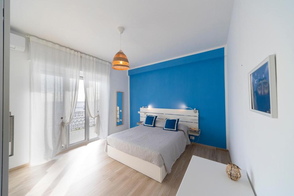 马奥莱Majú Home的蓝色的卧室,配有床和蓝色的墙壁
