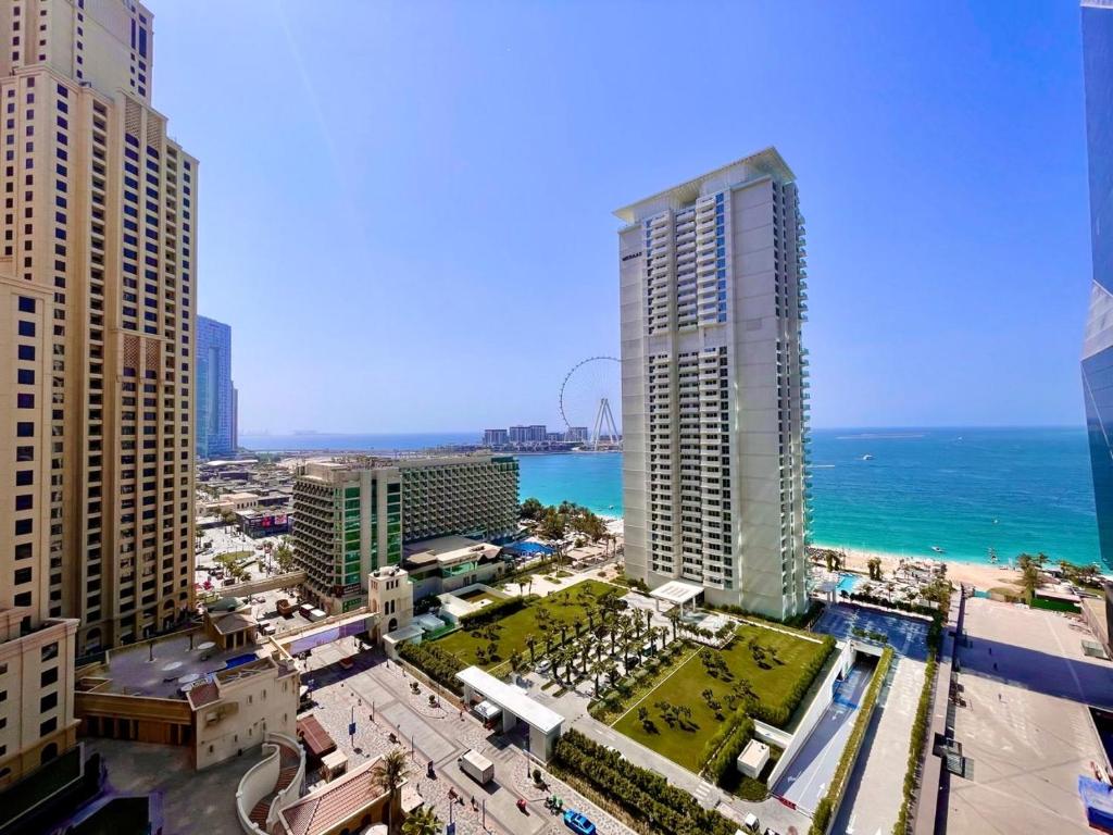 迪拜AR Holiday Home JBR的城市与海洋和建筑物的空中景观