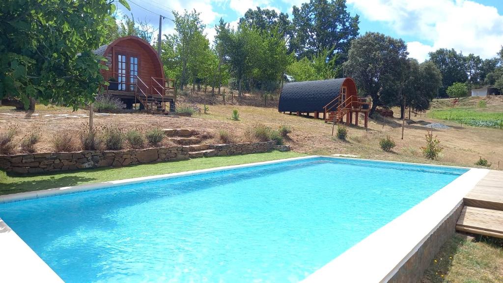 维尼艾什Quinta da Devesa -B2的一座带谷仓的房子前的游泳池