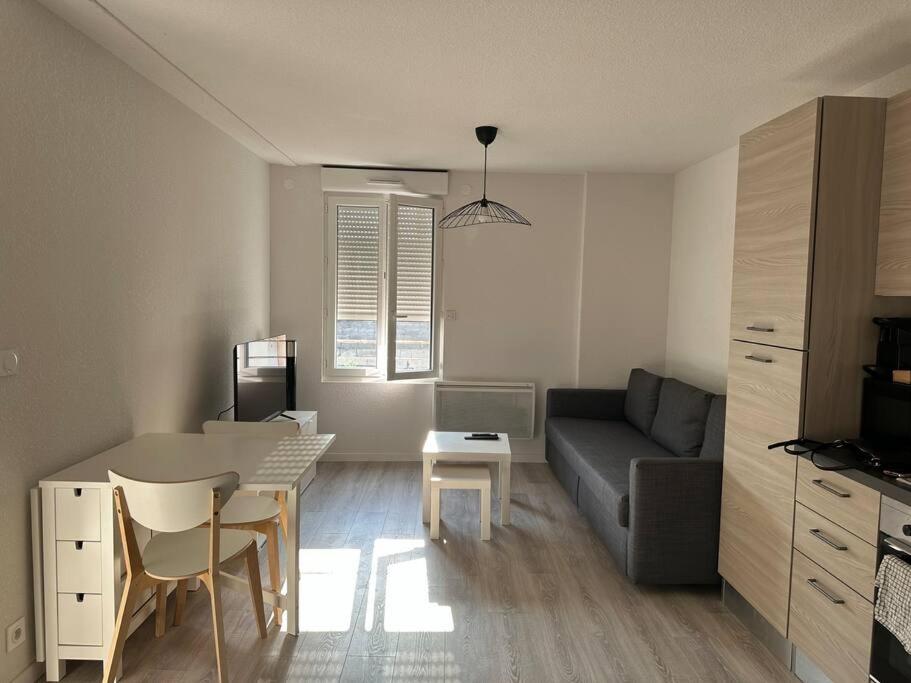利布尔讷Appartement neuf en centre ville de Libourne的客厅配有沙发和桌子