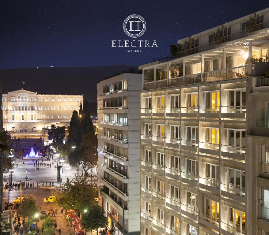 雅典雅典伊莱克特拉酒店的享有大楼的夜间景致