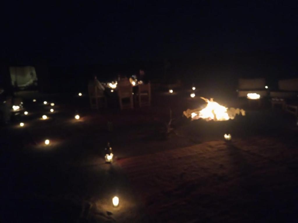 MhamidSaba Berber Travel的一群夜晚在田野里的灯光