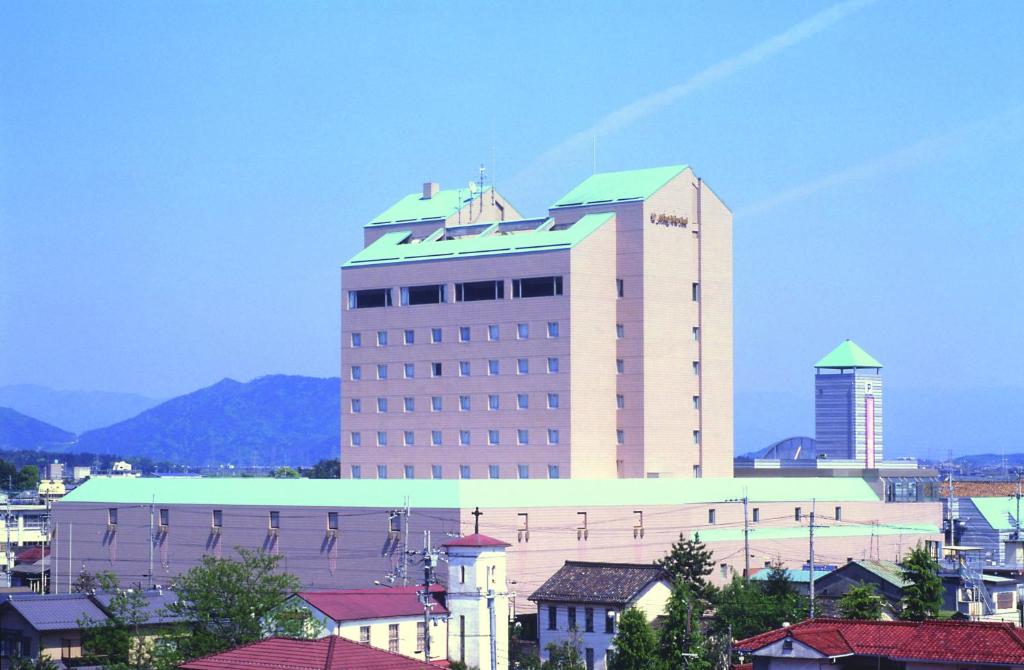 近江八幡市新尾身幸次酒店的一座有建筑的城市大建筑