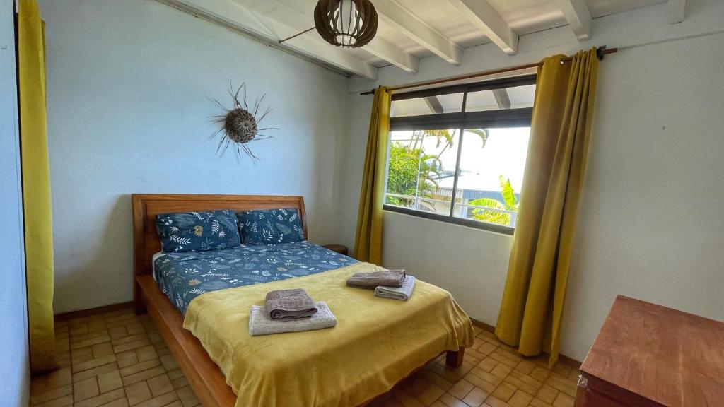 普纳奥亚Villa Te Miti的卧室配有一张挂着蜘蛛的床铺