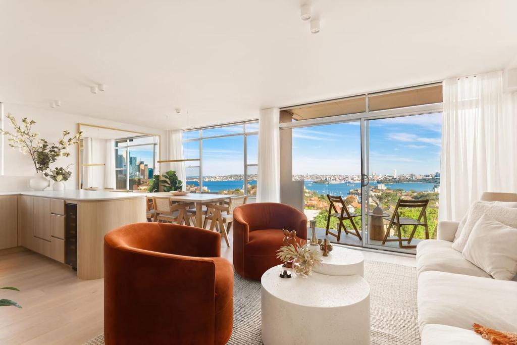 悉尼Harbour Bliss - Exquisite Design, Breathtaking Views的客厅配有沙发和桌子