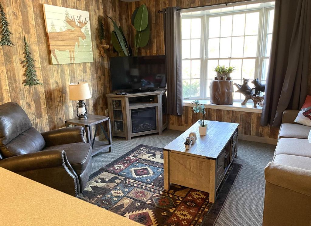 汉考克Gorgeous 1st FL Mtn View Jiminy Suite Sleeps 4 Ski On Off的带沙发和咖啡桌的客厅