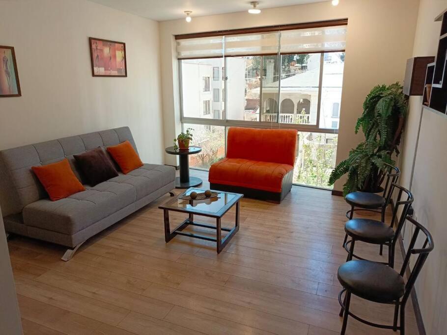拉巴斯Hermoso Dpto. con ubicación excepcional(cala coto)的客厅配有沙发和桌子