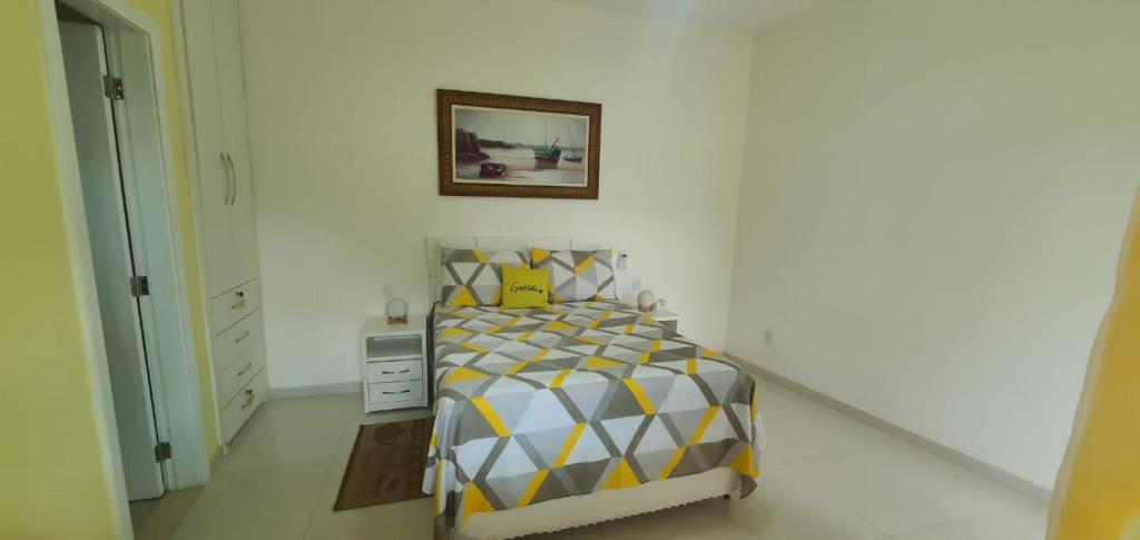 萨夸雷马Pousada da Drica的一间卧室配有一张黄色和白色床罩的床