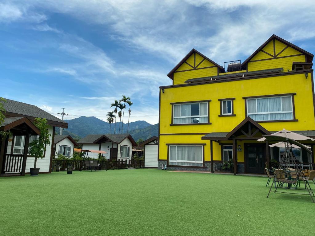 埔里埔里日记民宿的前面有草坪的黄色建筑