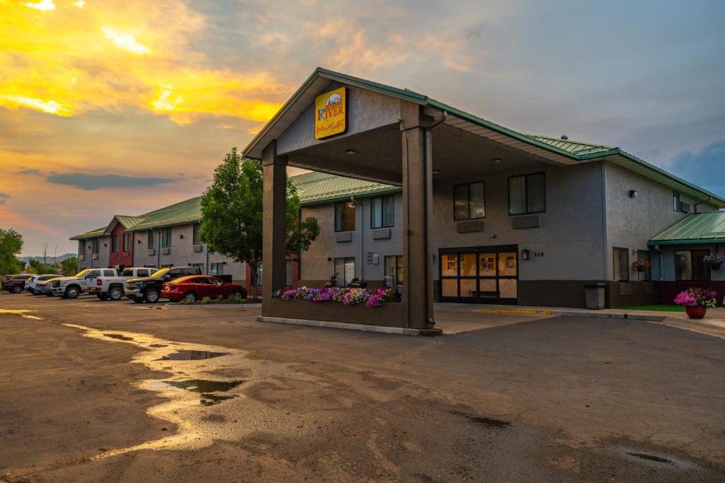 利文斯顿Yellowstone River Inn & Suites的酒店前面的一个空停车位