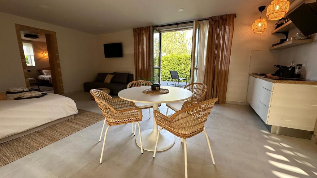 马鲁佩ULU House With Terrace & Hot Tub的客厅配有白色的桌子和椅子